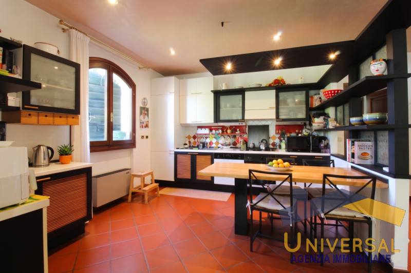 LOREGGIA – In zona tranquilla e a pochi minuti dal centro paese, proponiamo in vendita Villa sing...