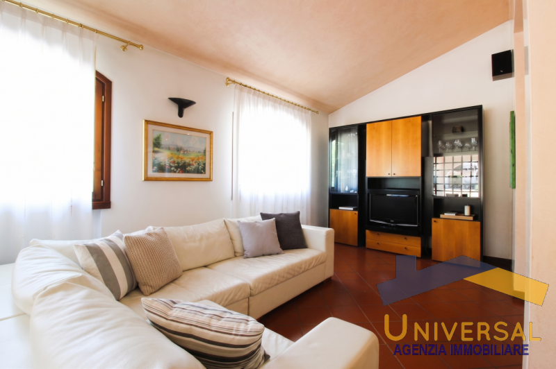 LOREGGIA – In zona tranquilla e a pochi minuti dal centro paese, proponiamo in vendita Villa sing...