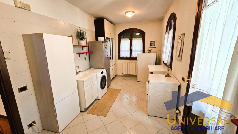 LOREGGIA – In zona tranquilla e a pochi minuti dal centro paese, proponiamo in vendita Villa sing...