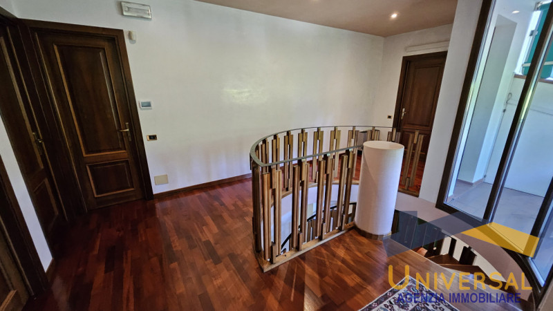 LOREGGIA – In zona tranquilla e a pochi minuti dal centro paese, proponiamo in vendita Villa sing...