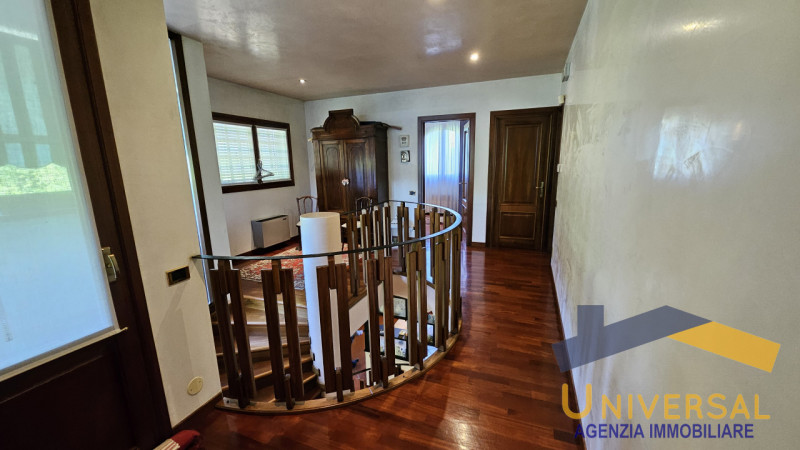 LOREGGIA – In zona tranquilla e a pochi minuti dal centro paese, proponiamo in vendita Villa sing...