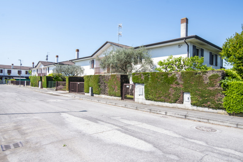 Scopri questa bifamiliare situata nella tranquilla frazione di Terradura, località Mezzavia, nel ...