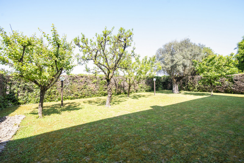 Scopri questa bifamiliare situata nella tranquilla frazione di Terradura, località Mezzavia, nel ...