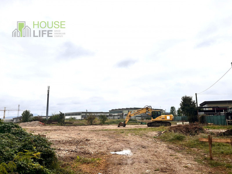 THIENE z.i.: in zona industriale strategica ad 1,5 km dal casello autostradale di Thiene e alla n...