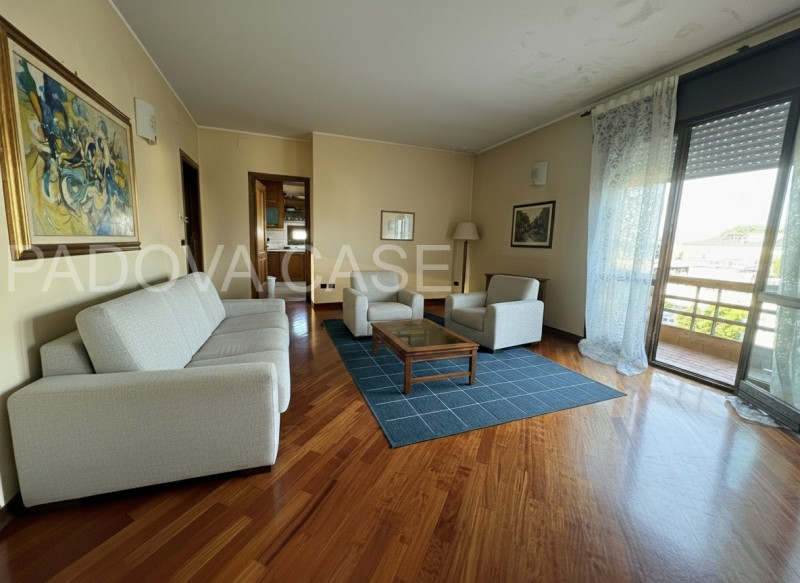 Attico su due livelli in zona Savonarola: vista, comfort e stile nel cuore di Padova

In una dell...