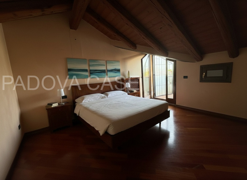 Attico su due livelli in zona Savonarola: vista, comfort e stile nel cuore di Padova

In una dell...