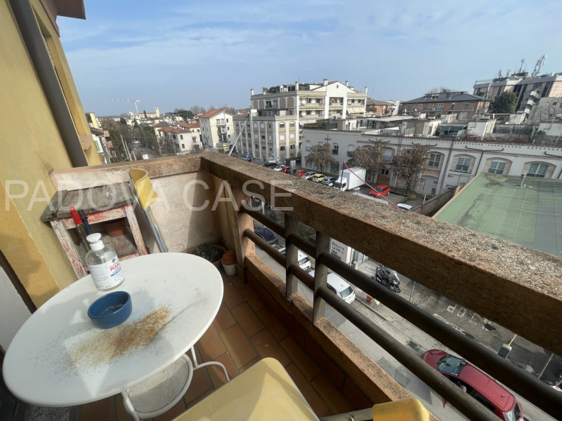 Attico su due livelli in zona Savonarola: vista, comfort e stile nel cuore di Padova

In una dell...