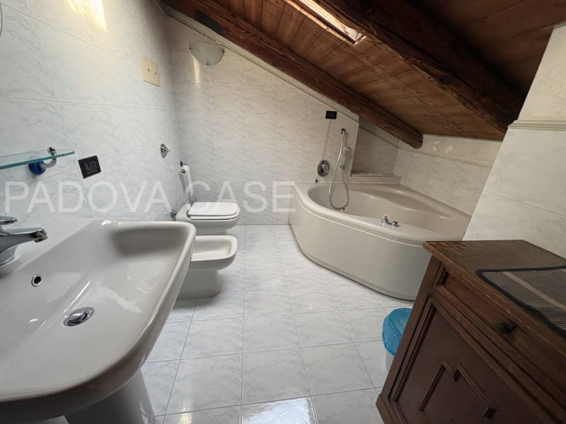 Attico su due livelli in zona Savonarola: vista, comfort e stile nel cuore di Padova

In una dell...