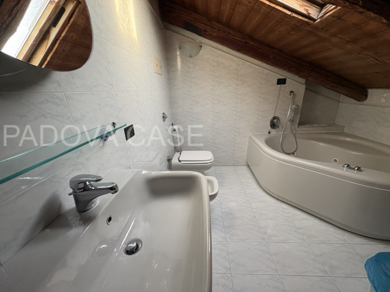 Attico su due livelli in zona Savonarola: vista, comfort e stile nel cuore di Padova

In una dell...