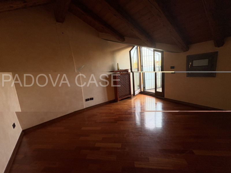 Attico su due livelli in zona Savonarola: vista, comfort e stile nel cuore di Padova

In una dell...