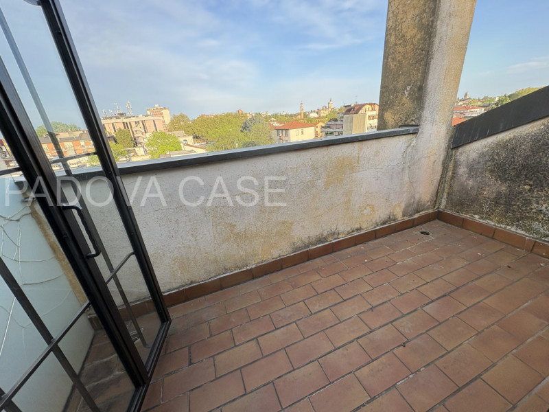 Attico su due livelli in zona Savonarola: vista, comfort e stile nel cuore di Padova

In una dell...