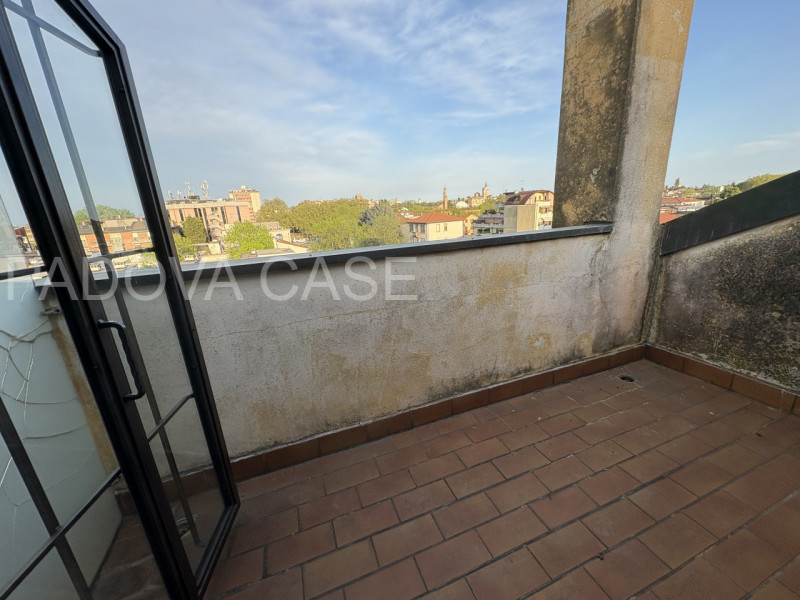 Attico su due livelli in zona Savonarola: vista, comfort e stile nel cuore di Padova

In una dell...