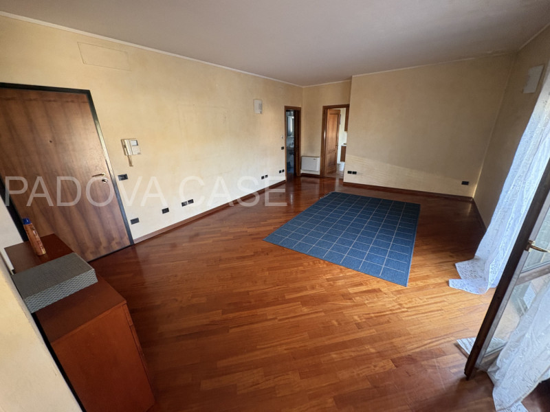 Attico su due livelli in zona Savonarola: vista, comfort e stile nel cuore di Padova

In una dell...