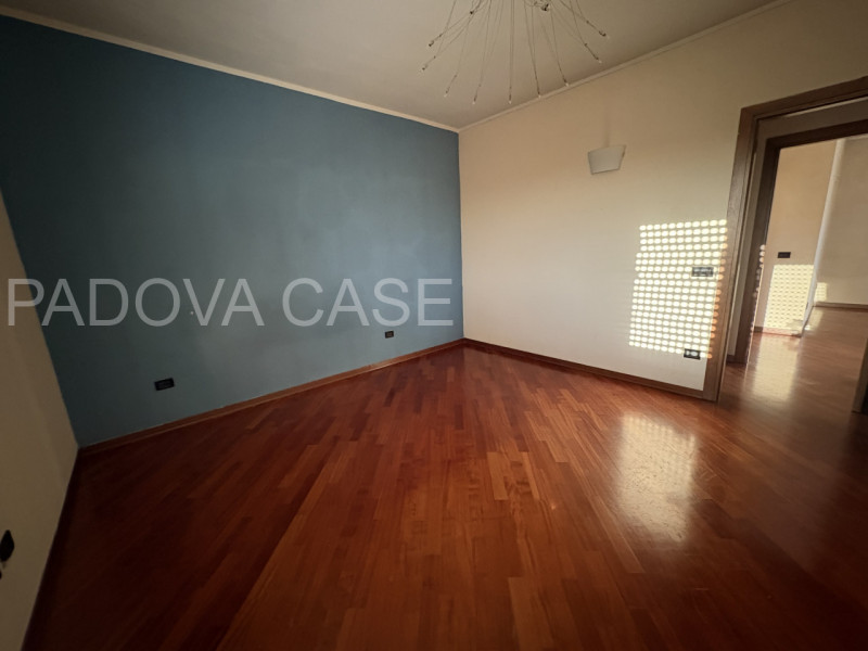 Attico su due livelli in zona Savonarola: vista, comfort e stile nel cuore di Padova

In una dell...