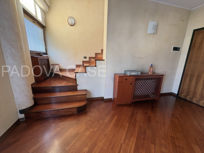 Attico su due livelli in zona Savonarola: vista, comfort e stile nel cuore di Padova

In una dell...