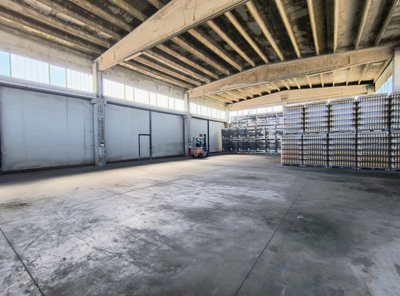 Affittasi capannone ad uso deposito di ben 600 mq, situato nella tranquilla e strategica zona di ...