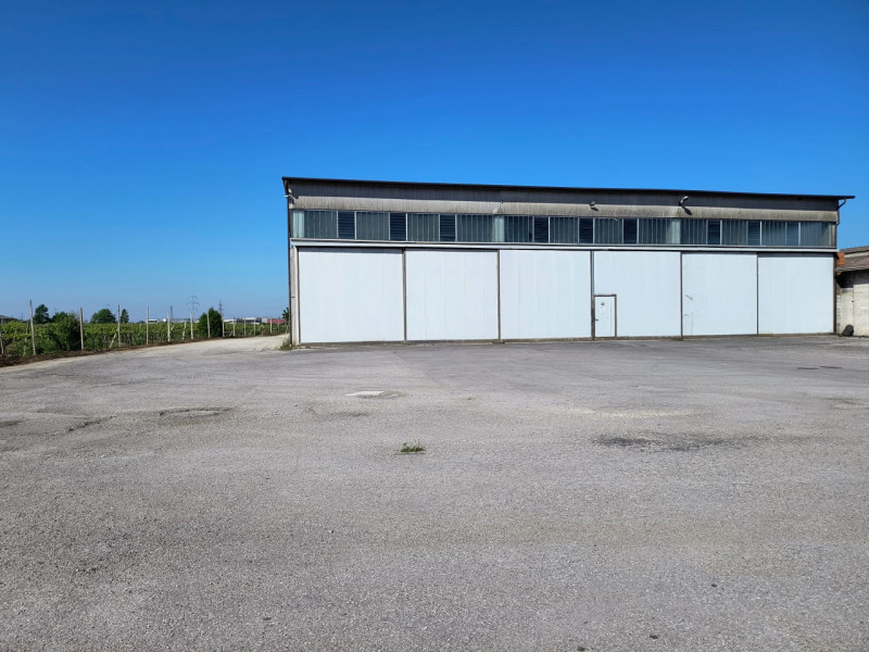 Affittasi capannone ad uso deposito di ben 600 mq, situato nella tranquilla e strategica zona di ...