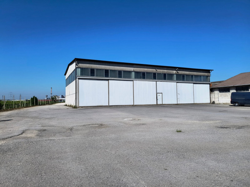 Affittasi capannone ad uso deposito di ben 600 mq, situato nella tranquilla e strategica zona di ...