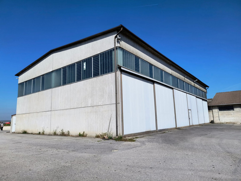 Affittasi capannone ad uso deposito di ben 600 mq, situato nella tranquilla e strategica zona di ...