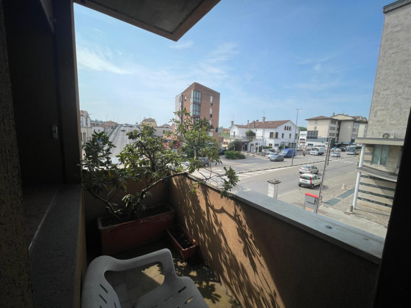 UBICAZIONE E CONTESTO
Nel quartiere San Felice, in una posizione comoda e ben servita, proponiamo...