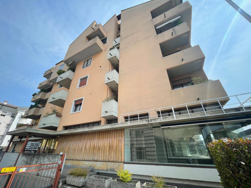 UBICAZIONE E CONTESTO
Nel quartiere San Felice, in una posizione comoda e ben servita, proponiamo...