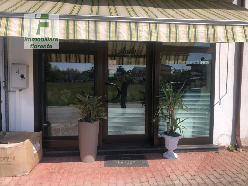 Affittasi centralissimo negozio fronte strada di mq 30 con anti-bagno. Libero dal 1 giugno 2026.
...