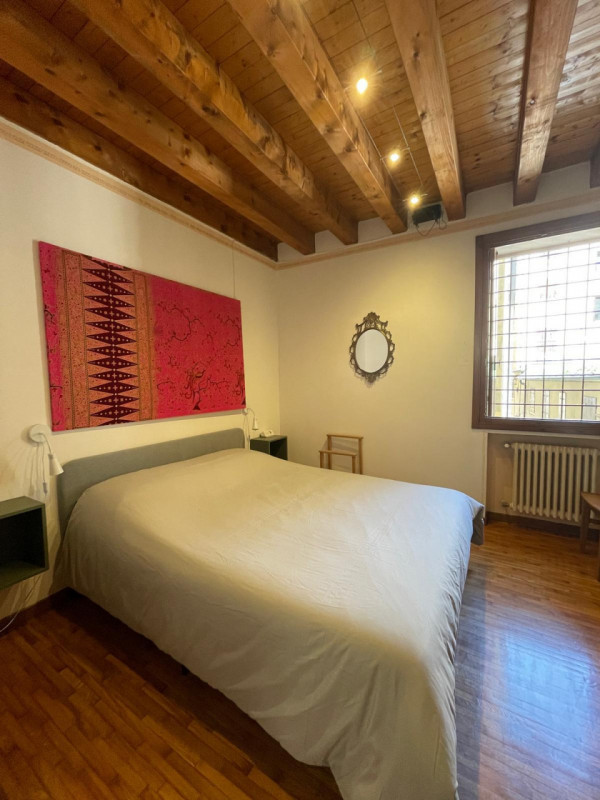 Affittasi ampia stanza matrimoniale già arredata all’interno di un appartamento bicamere situato ...