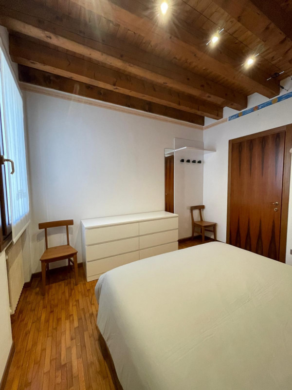 Affittasi ampia stanza matrimoniale già arredata all’interno di un appartamento bicamere situato ...