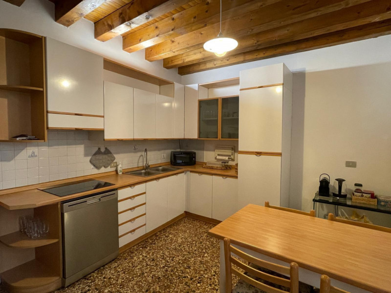 Affittasi ampia stanza matrimoniale già arredata all’interno di un appartamento bicamere situato ...