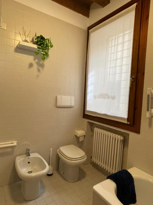 Affittasi ampia stanza matrimoniale già arredata all’interno di un appartamento bicamere situato ...