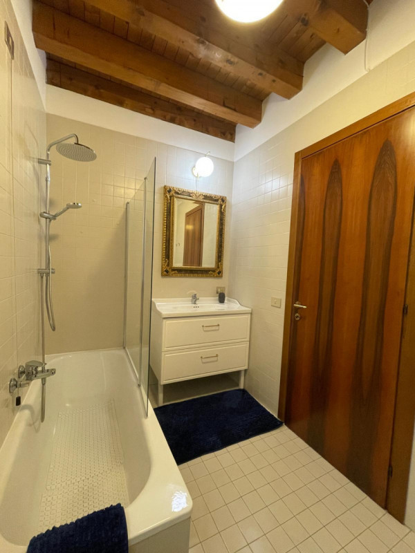 Affittasi ampia stanza matrimoniale già arredata all’interno di un appartamento bicamere situato ...