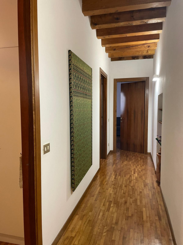 Affittasi ampia stanza matrimoniale già arredata all’interno di un appartamento bicamere situato ...