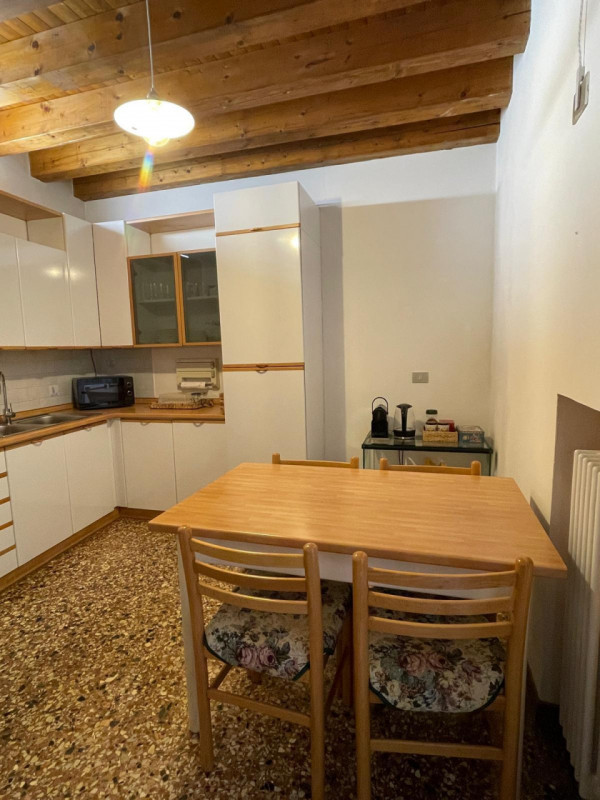 Affittasi ampia stanza matrimoniale già arredata all’interno di un appartamento bicamere situato ...