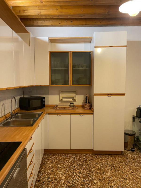 Affittasi ampia stanza matrimoniale già arredata all’interno di un appartamento bicamere situato ...