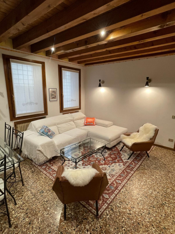 Affittasi ampia stanza matrimoniale già arredata all’interno di un appartamento bicamere situato ...