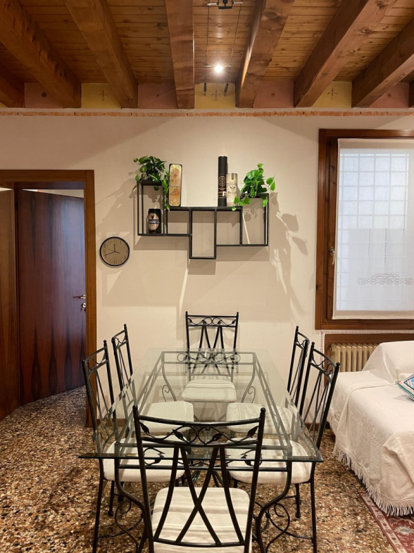 Affittasi ampia stanza matrimoniale già arredata all’interno di un appartamento bicamere situato ...