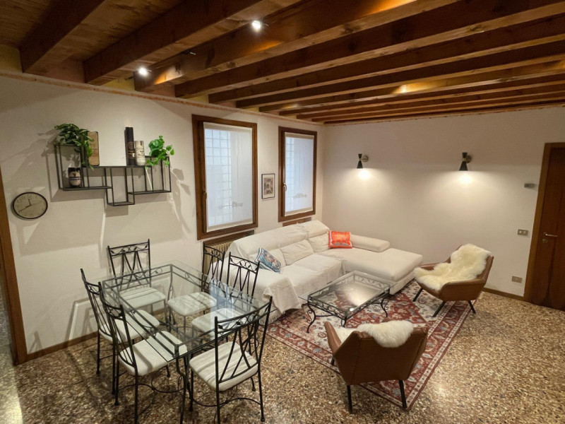 Affittasi ampia stanza matrimoniale già arredata all’interno di un appartamento bicamere situato ...