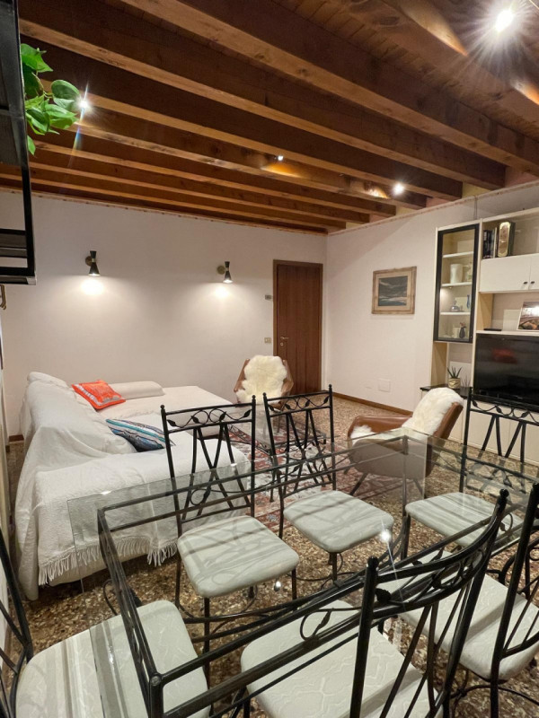 Affittasi ampia stanza matrimoniale già arredata all’interno di un appartamento bicamere situato ...