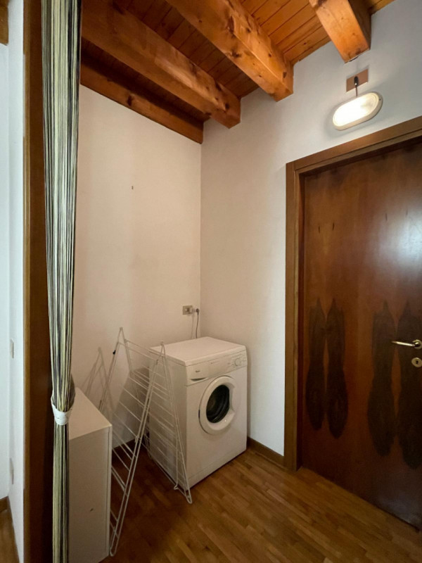 Affittasi ampia stanza matrimoniale già arredata all’interno di un appartamento bicamere situato ...