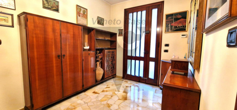 Situata lungo strada secondaria esclusa al traffico, proponiamo casa singola su due livelli fuori...