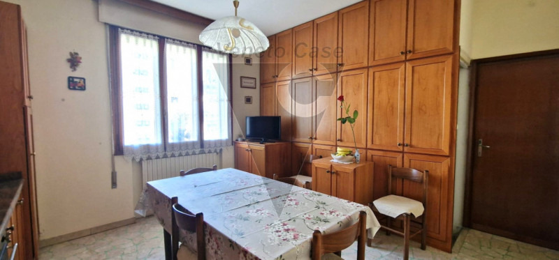Situata lungo strada secondaria esclusa al traffico, proponiamo casa singola su due livelli fuori...
