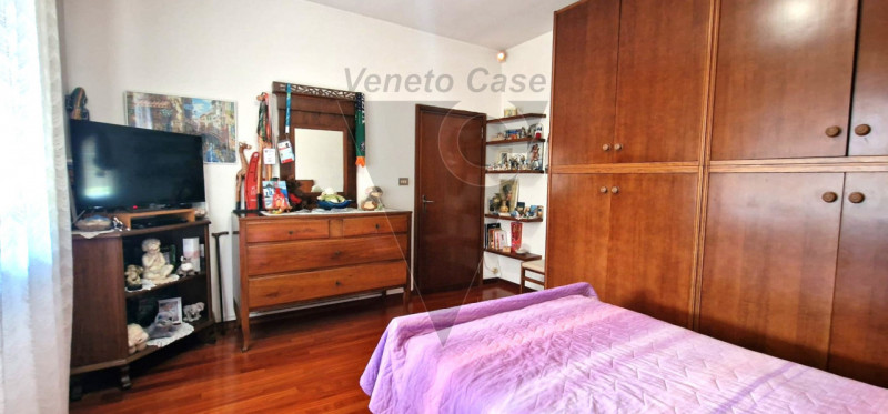 Situata lungo strada secondaria esclusa al traffico, proponiamo casa singola su due livelli fuori...