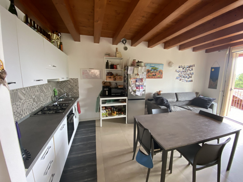 MONTEVIALE: Immerso nella quiete e in piccolo contesto proponiamo un appartamento unico, recentem...