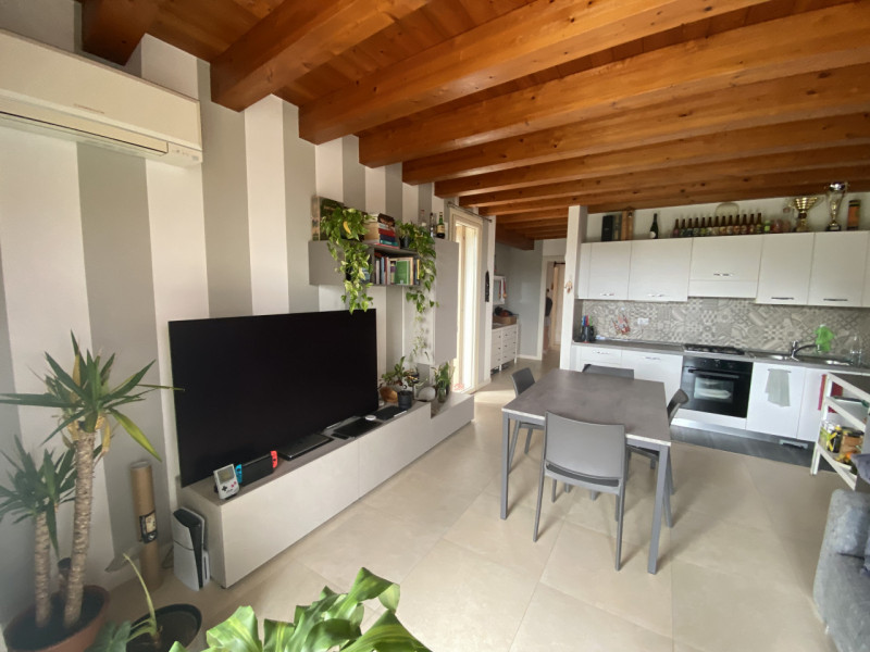 MONTEVIALE: Immerso nella quiete e in piccolo contesto proponiamo un appartamento unico, recentem...