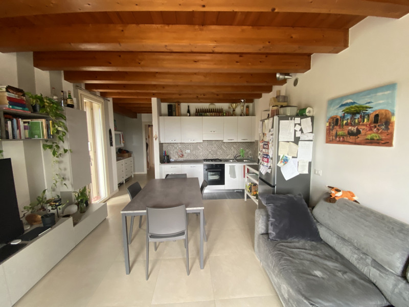 MONTEVIALE: Immerso nella quiete e in piccolo contesto proponiamo un appartamento unico, recentem...