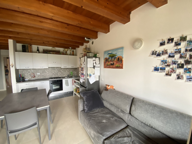 MONTEVIALE: Immerso nella quiete e in piccolo contesto proponiamo un appartamento unico, recentem...