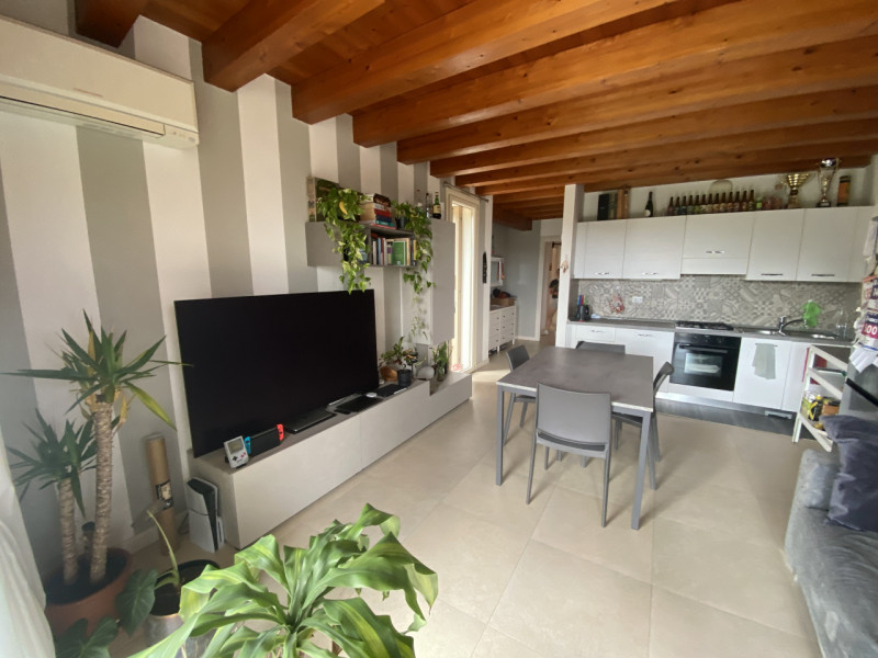 MONTEVIALE: Immerso nella quiete e in piccolo contesto proponiamo un appartamento unico, recentem...