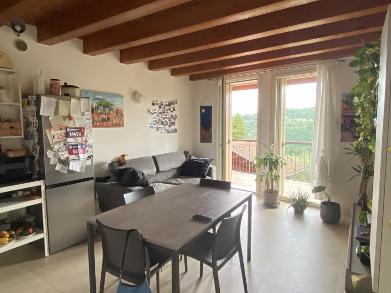 MONTEVIALE: Immerso nella quiete e in piccolo contesto proponiamo un appartamento unico, recentem...