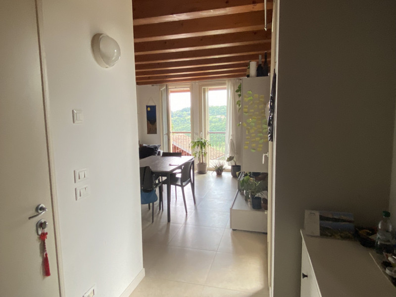 MONTEVIALE: Immerso nella quiete e in piccolo contesto proponiamo un appartamento unico, recentem...