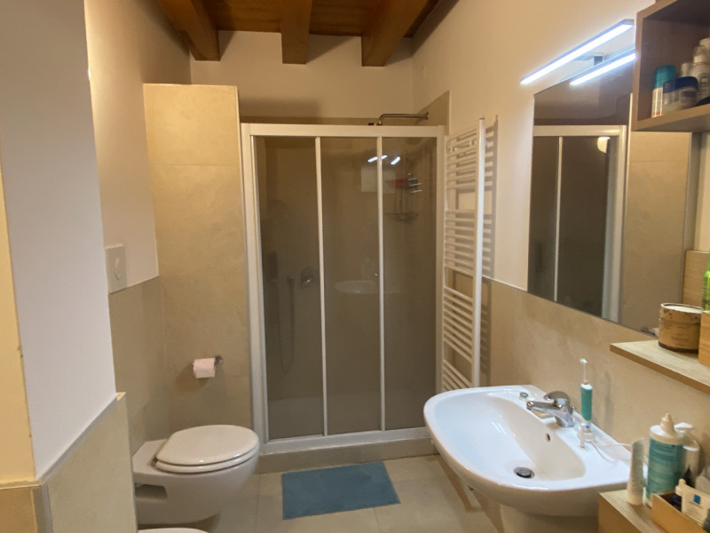 MONTEVIALE: Immerso nella quiete e in piccolo contesto proponiamo un appartamento unico, recentem...